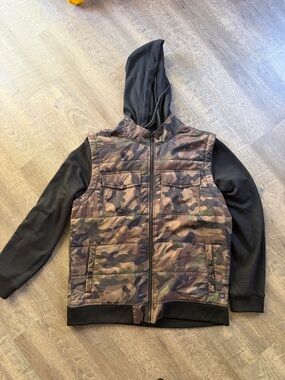 Men's Camouflage Quilted Hooded Jacket with Black Sleeves